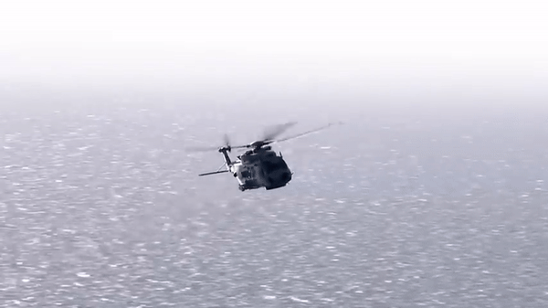 Toàn cảnh vụ lính đặc nhiệm Italy đổ bộ từ trực thăng SH-90A để giải cứu tàu hàng khổng lồ - Ảnh 18.