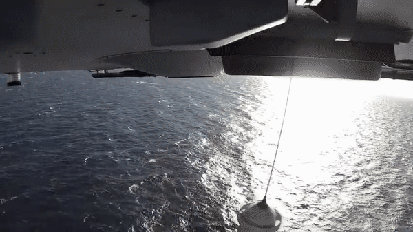 Toàn cảnh vụ lính đặc nhiệm Italy đổ bộ từ trực thăng SH-90A để giải cứu tàu hàng khổng lồ - Ảnh 20.