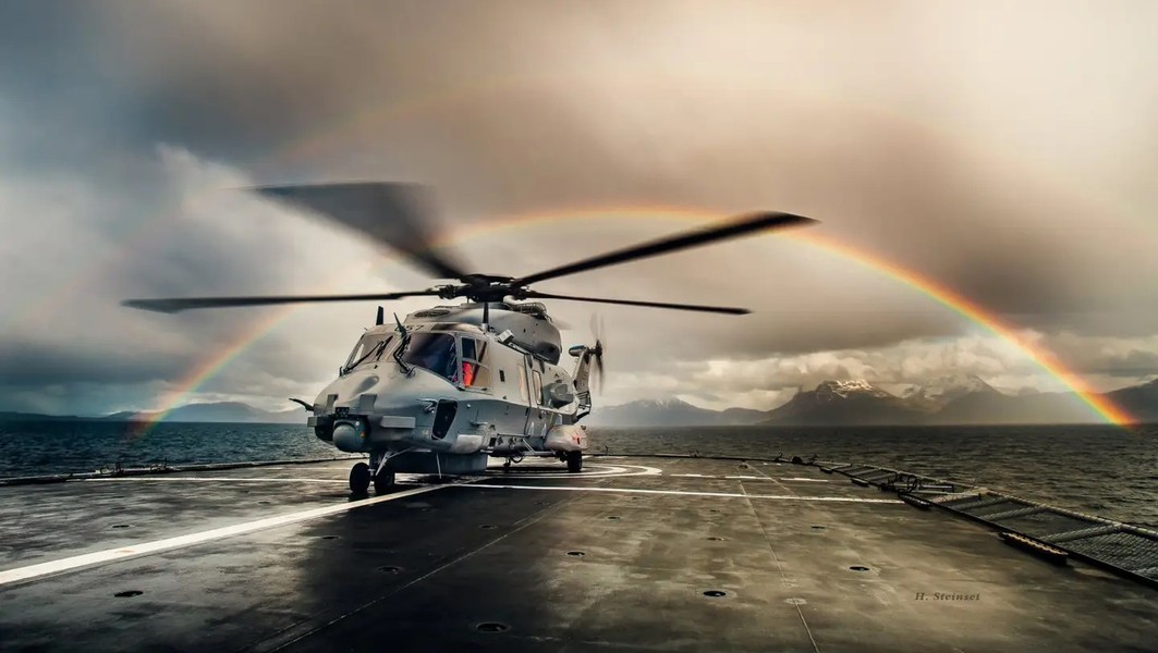 Toàn cảnh vụ lính đặc nhiệm Italy đổ bộ từ trực thăng SH-90A để giải cứu tàu hàng khổng lồ - Ảnh 24.