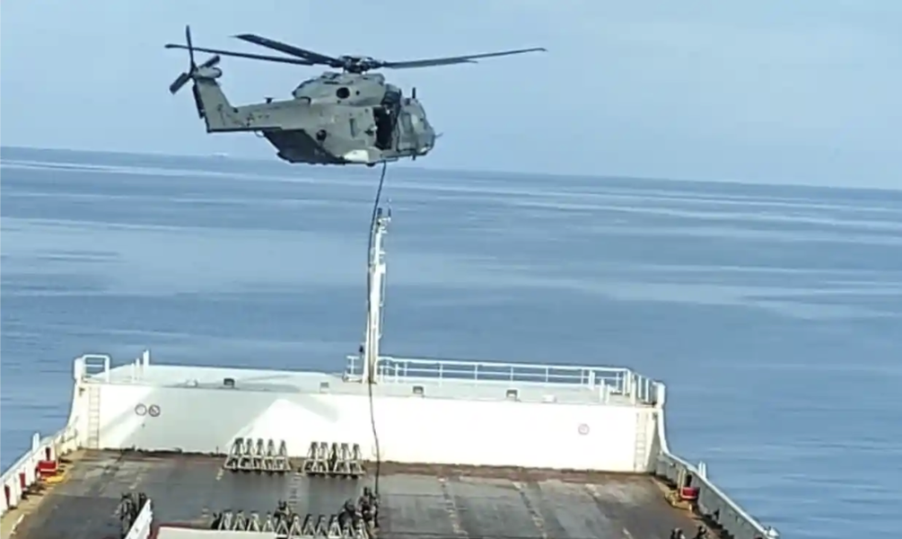 Toàn cảnh vụ lính đặc nhiệm Italy đổ bộ từ trực thăng SH-90A để giải cứu tàu hàng khổng lồ - Ảnh 8.