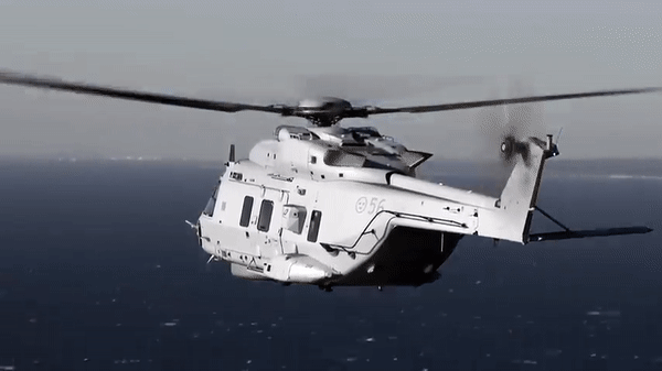 Toàn cảnh vụ lính đặc nhiệm Italy đổ bộ từ trực thăng SH-90A để giải cứu tàu hàng khổng lồ - Ảnh 9.