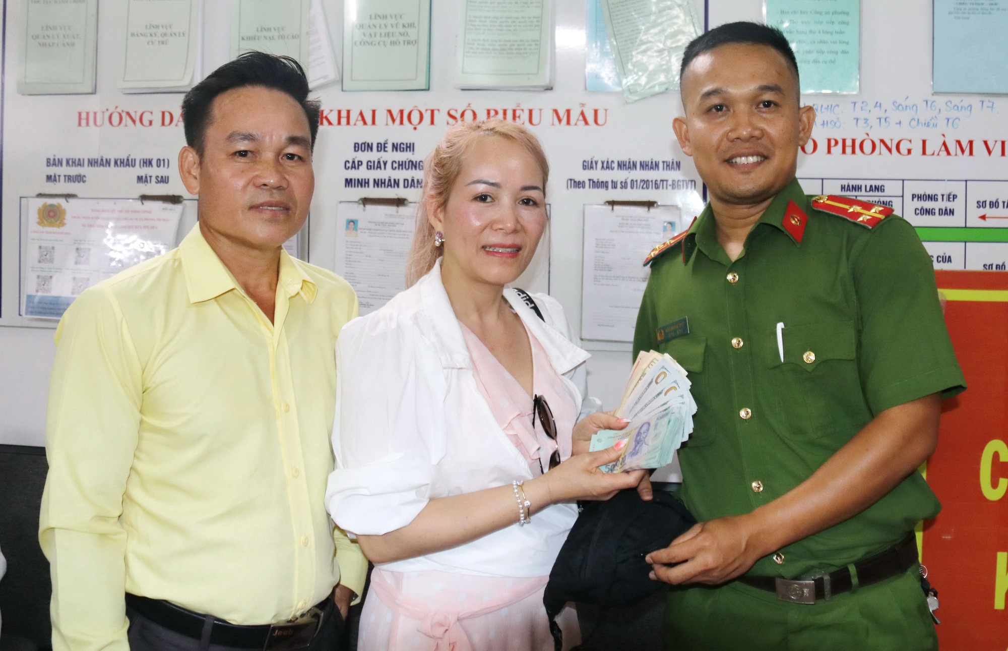 Nữ du khách đánh rơi gần 200 triệu đồng ở Nha Trang đã nhận lại tiền - Ảnh 1.