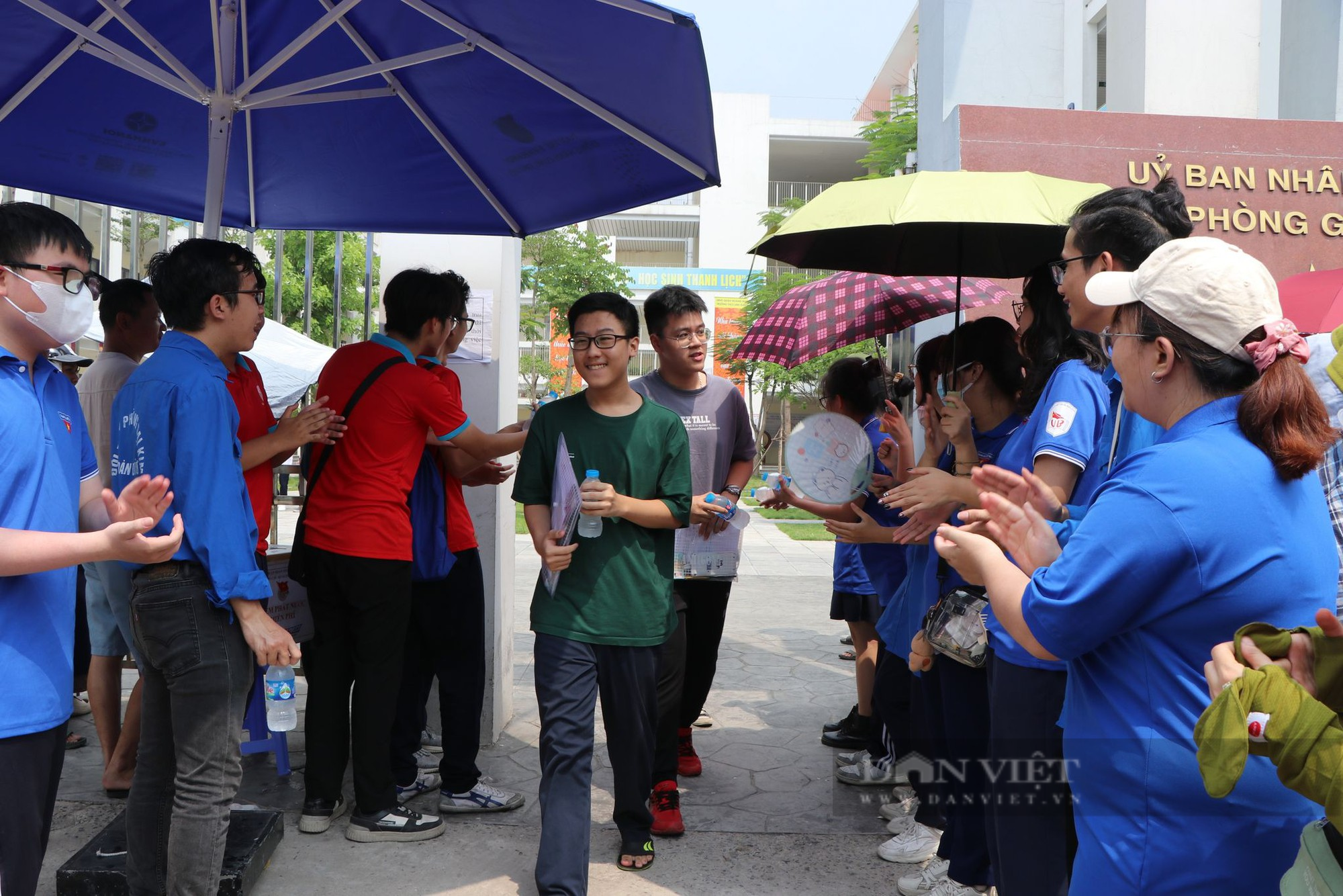 Kết thúc môn cuối của kỳ thi vào lớp 10 mang tính quyết định: “Bố ơi con đỗ rồi”  - Ảnh 3.