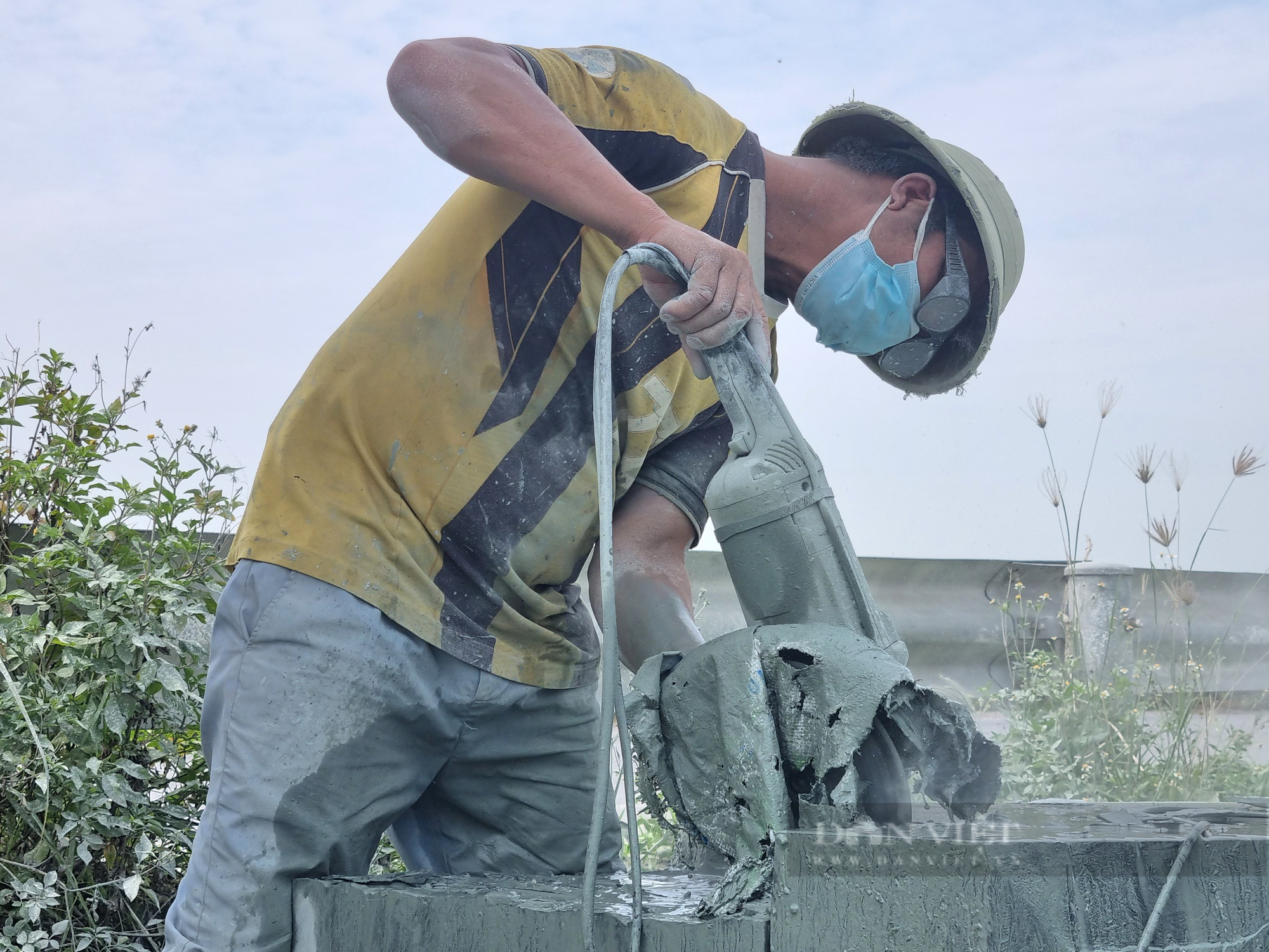 Ninh Bình: Cận cảnh nghề chế tác đá mỹ nghệ ở ngoài trời gần 40 độ C - Ảnh 7.