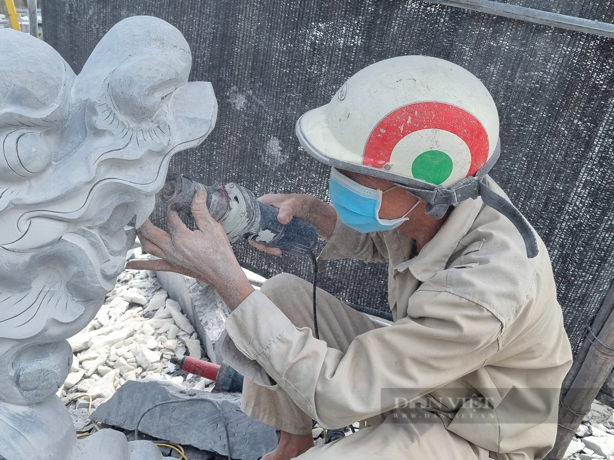 Ninh Bình: Cận cảnh nghề chế tác đá mỹ nghệ ở ngoài trời gần 40 độ C - Ảnh 4.