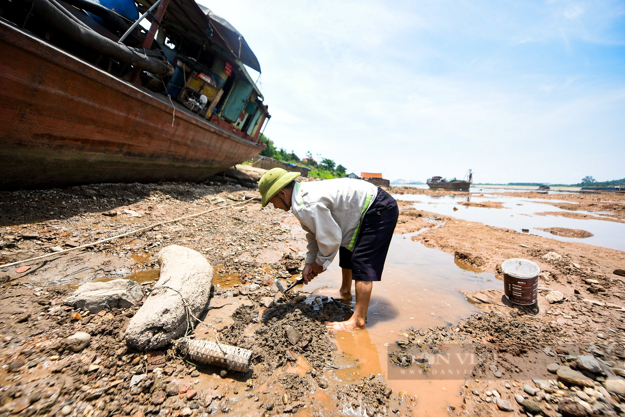 Người dân mạo hiểm tìm cổ vật nằm sâu dưới cát giữa sông Đà cạn đáy - Ảnh 2.