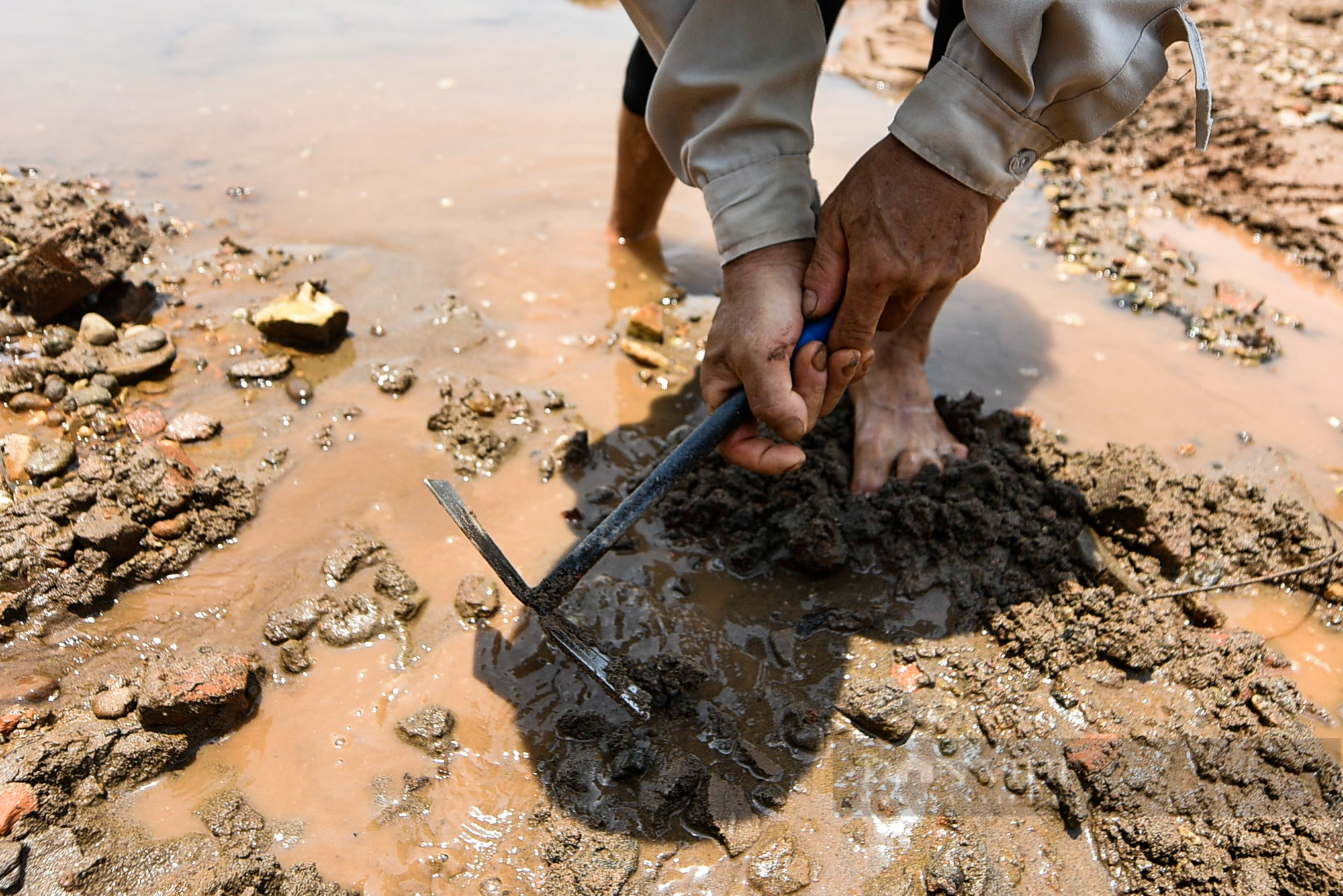 Người dân mạo hiểm tìm cổ vật nằm sâu dưới cát giữa sông Đà cạn đáy - Ảnh 3.