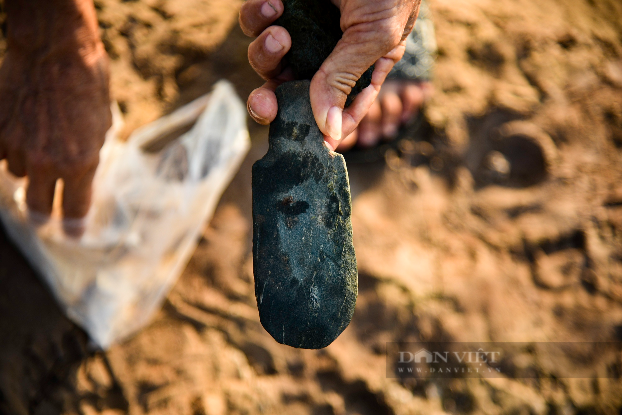 Người dân mạo hiểm tìm cổ vật nằm sâu dưới cát giữa sông Đà cạn đáy - Ảnh 4.
