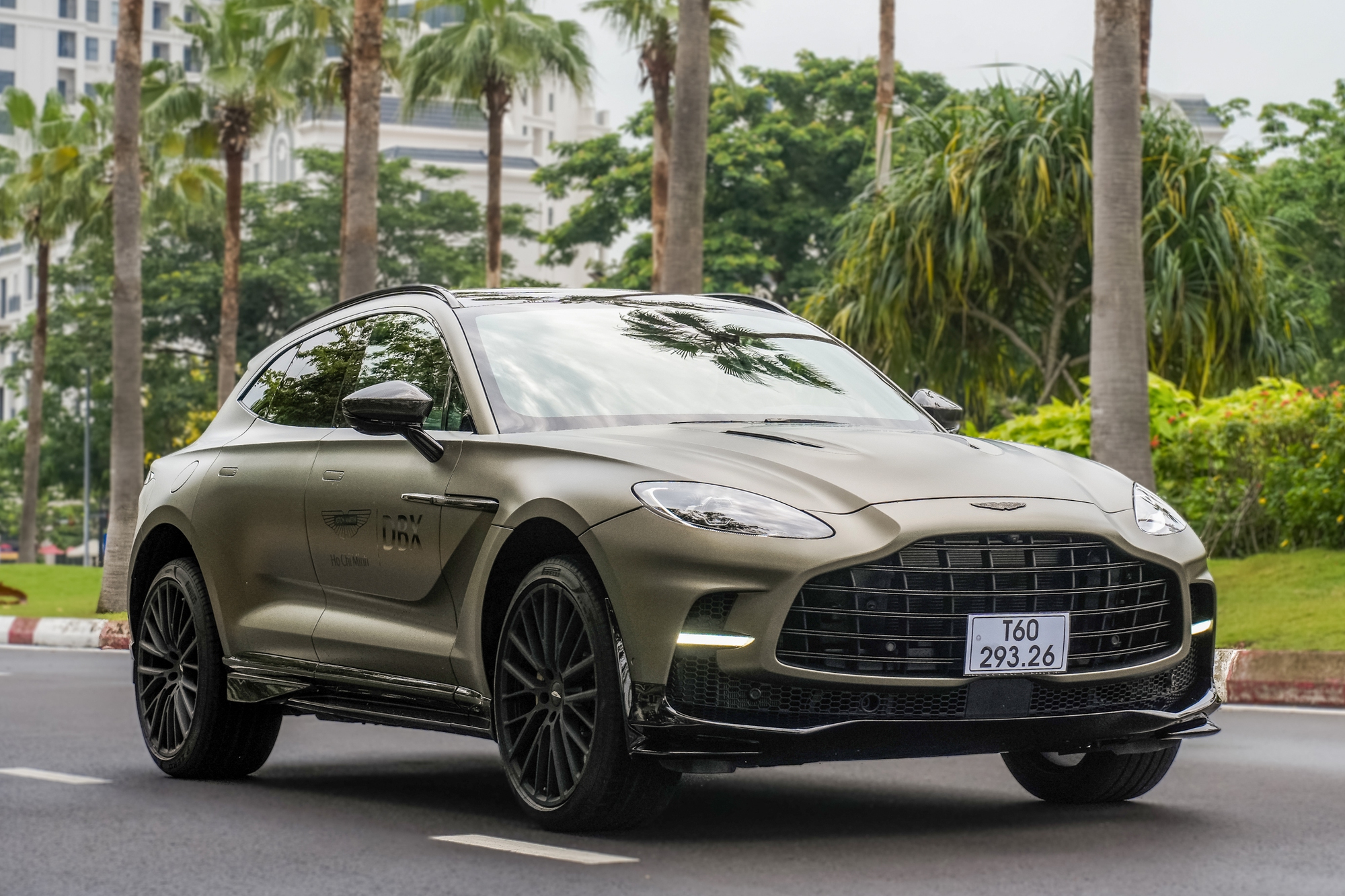 Aston Martin DBX707 thứ 3 lăn bánh tại Việt Nam, giá gần 22 tỷ đồng - Ảnh 1.