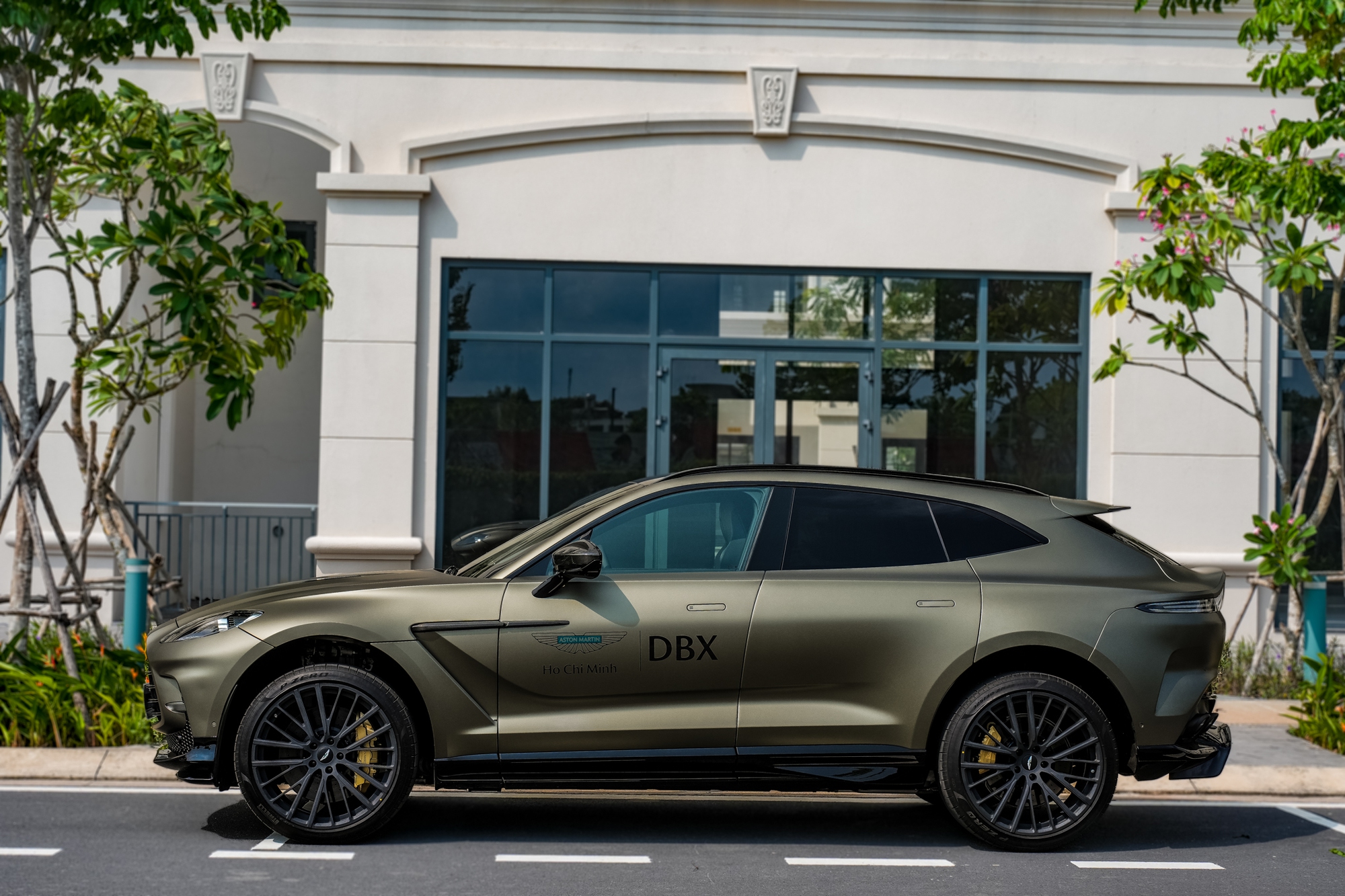 Aston Martin DBX707 thứ 3 lăn bánh tại Việt Nam, giá gần 22 tỷ đồng - Ảnh 3.