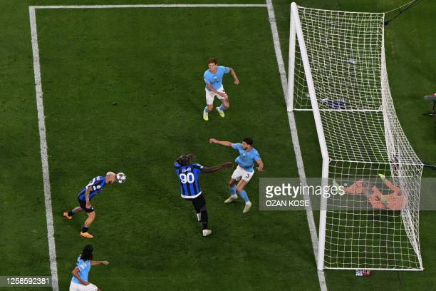 Man City vô địch Champions League: Từ &quot;bàn tay của chúa&quot; Maradona tới &quot;cái chân của chúa&quot; Lukaku - Ảnh 1.
