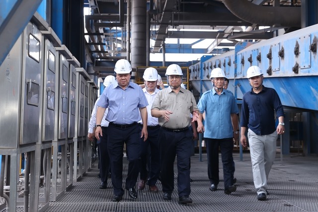 Thủ tướng Phạm Minh Chính kiểm tra tình hình sản xuất, cung ứng điện tại Quảng Ninh - Ảnh 2.