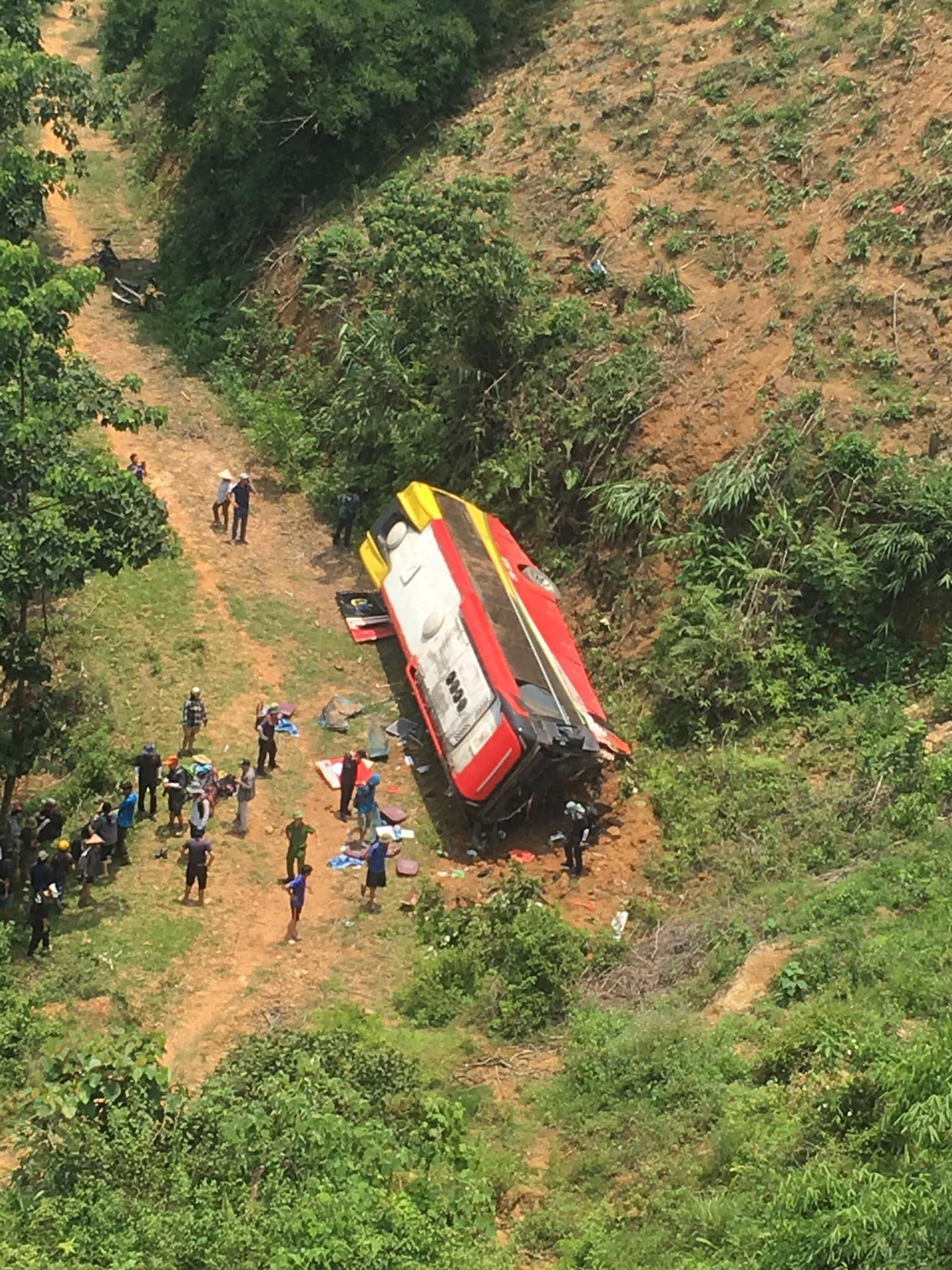 Xe du lịch chở khách người nước ngoài lao xuống sườn đồi, 3 người bị thương tích - Ảnh 1.