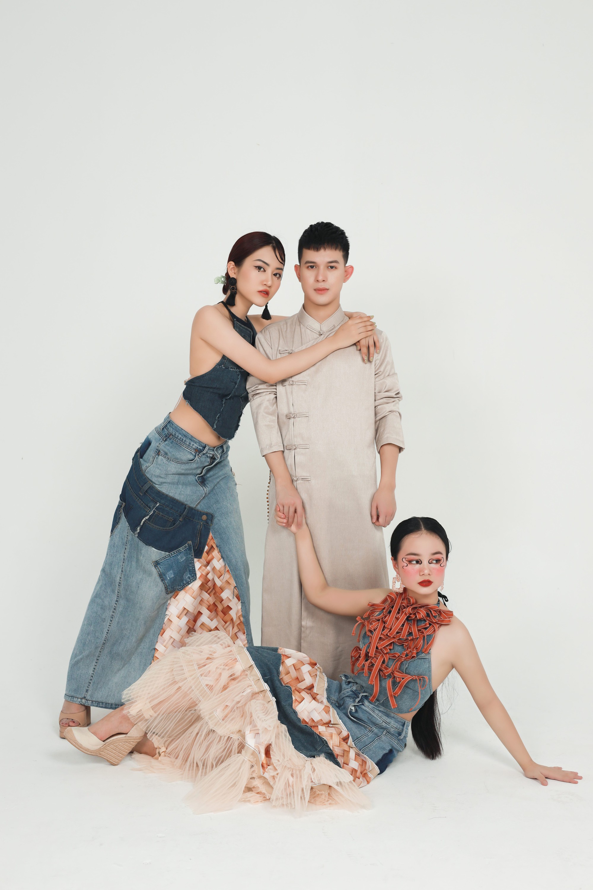 Độc đáo BST &quot;Tre&quot; của NTK Cao Minh Tiến - trang phục truyền thống từ đồ jeans tái chế - Ảnh 4.