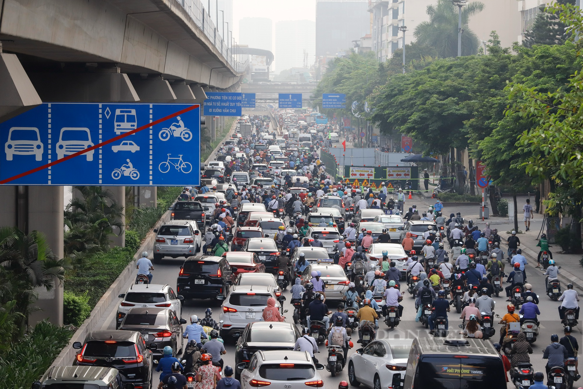 Đường Nguyễn Trãi (Hà Nội) ùn tắc kéo dài hàng km sau khi đặt &quot;lô cốt&quot; rộng 383 m2 - Ảnh 1.