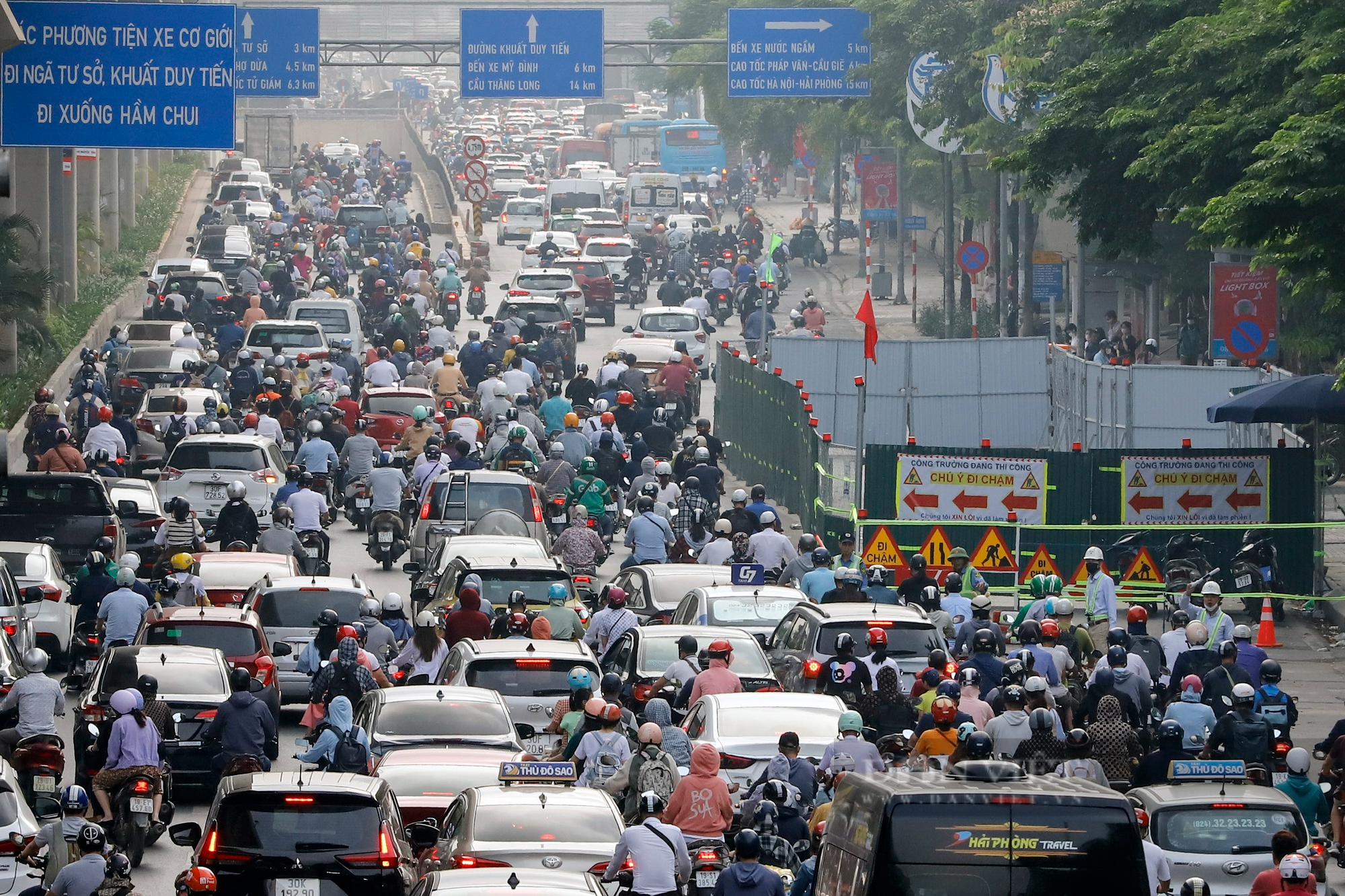 Đường Nguyễn Trãi (Hà Nội) ùn tắc kéo dài hàng km sau khi đặt &quot;lô cốt&quot; rộng 383 m2 - Ảnh 3.