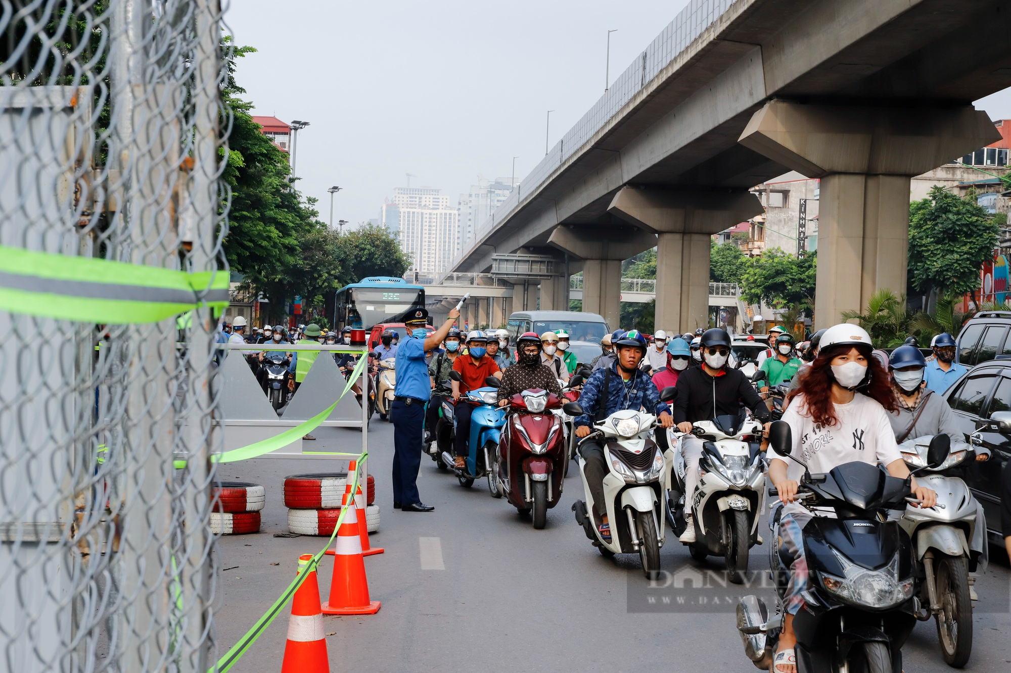 Đường Nguyễn Trãi (Hà Nội) ùn tắc kéo dài hàng km sau khi đặt &quot;lô cốt&quot; rộng 383 m2 - Ảnh 4.