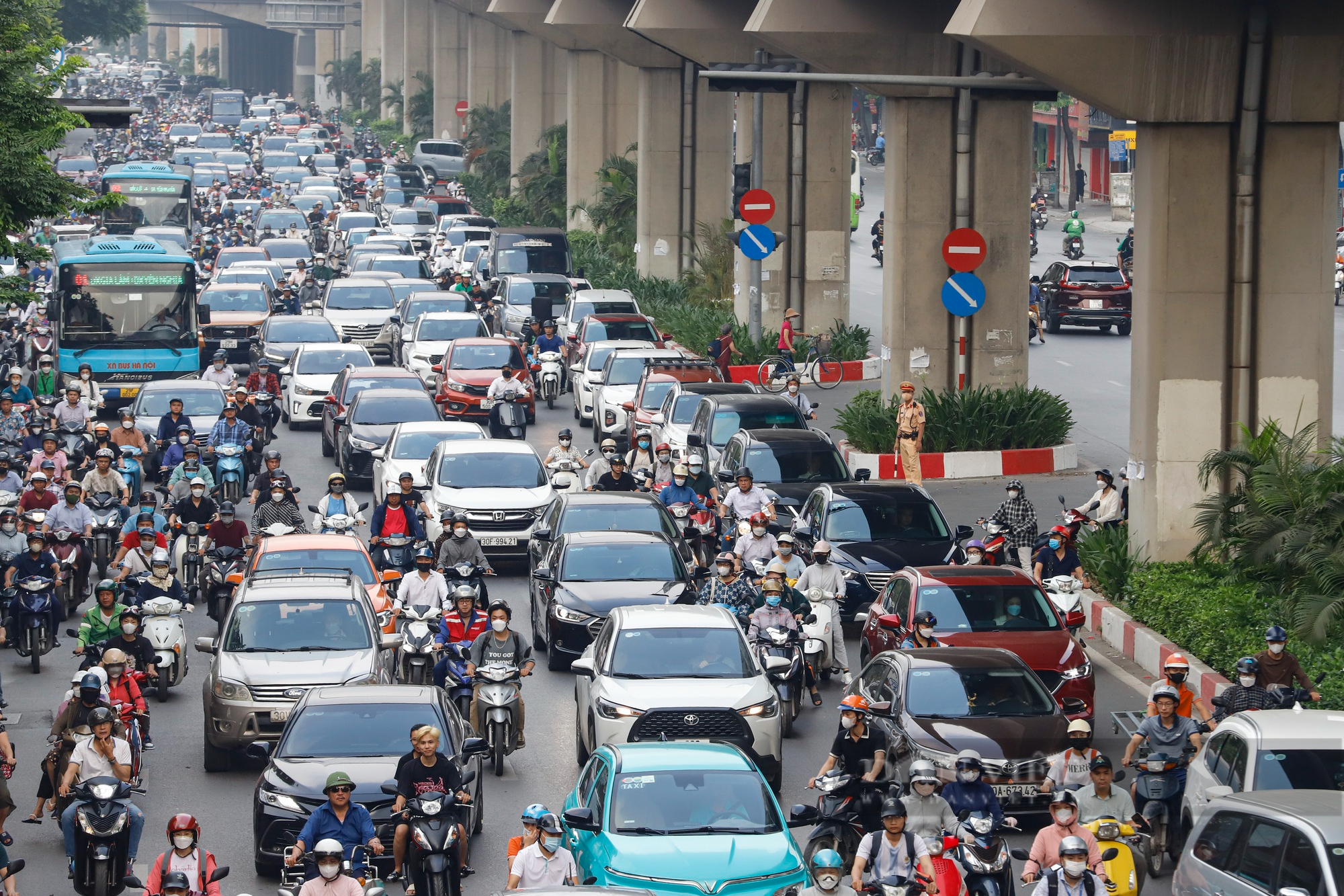 Đường Nguyễn Trãi (Hà Nội) ùn tắc kéo dài hàng km sau khi đặt &quot;lô cốt&quot; rộng 383 m2 - Ảnh 5.