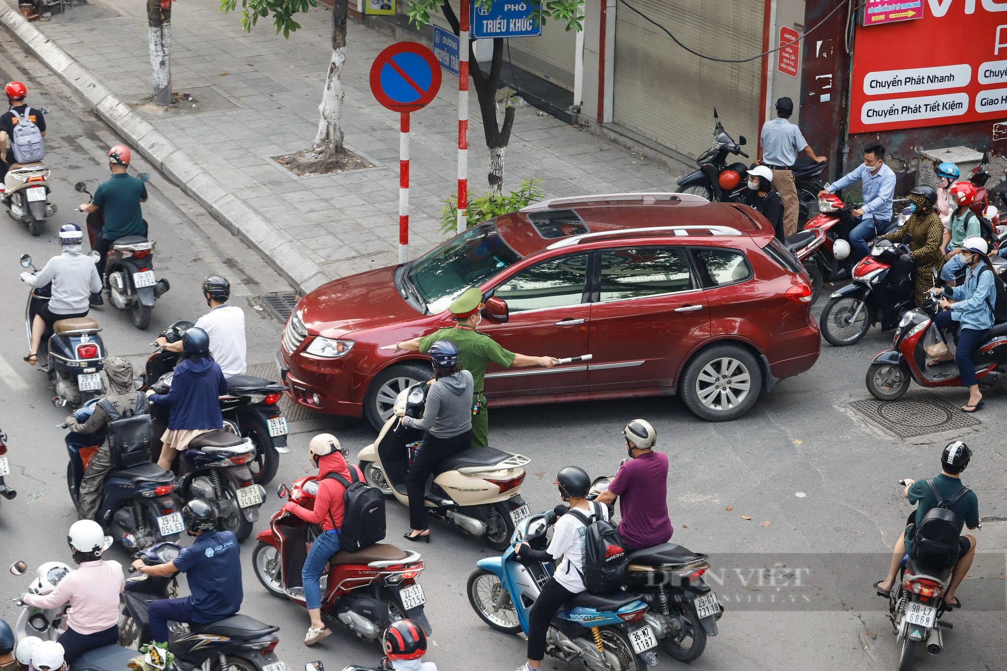 Đường Nguyễn Trãi (Hà Nội) ùn tắc kéo dài hàng km sau khi đặt &quot;lô cốt&quot; rộng 383 m2 - Ảnh 6.
