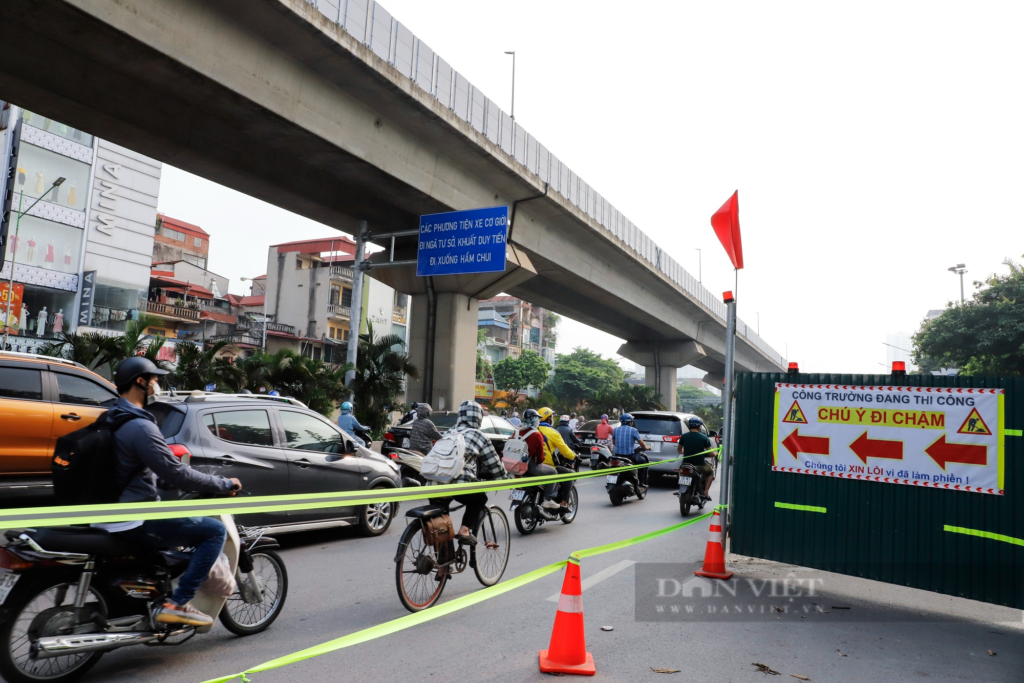 Đường Nguyễn Trãi (Hà Nội) ùn tắc kéo dài hàng km sau khi đặt &quot;lô cốt&quot; rộng 383 m2 - Ảnh 8.