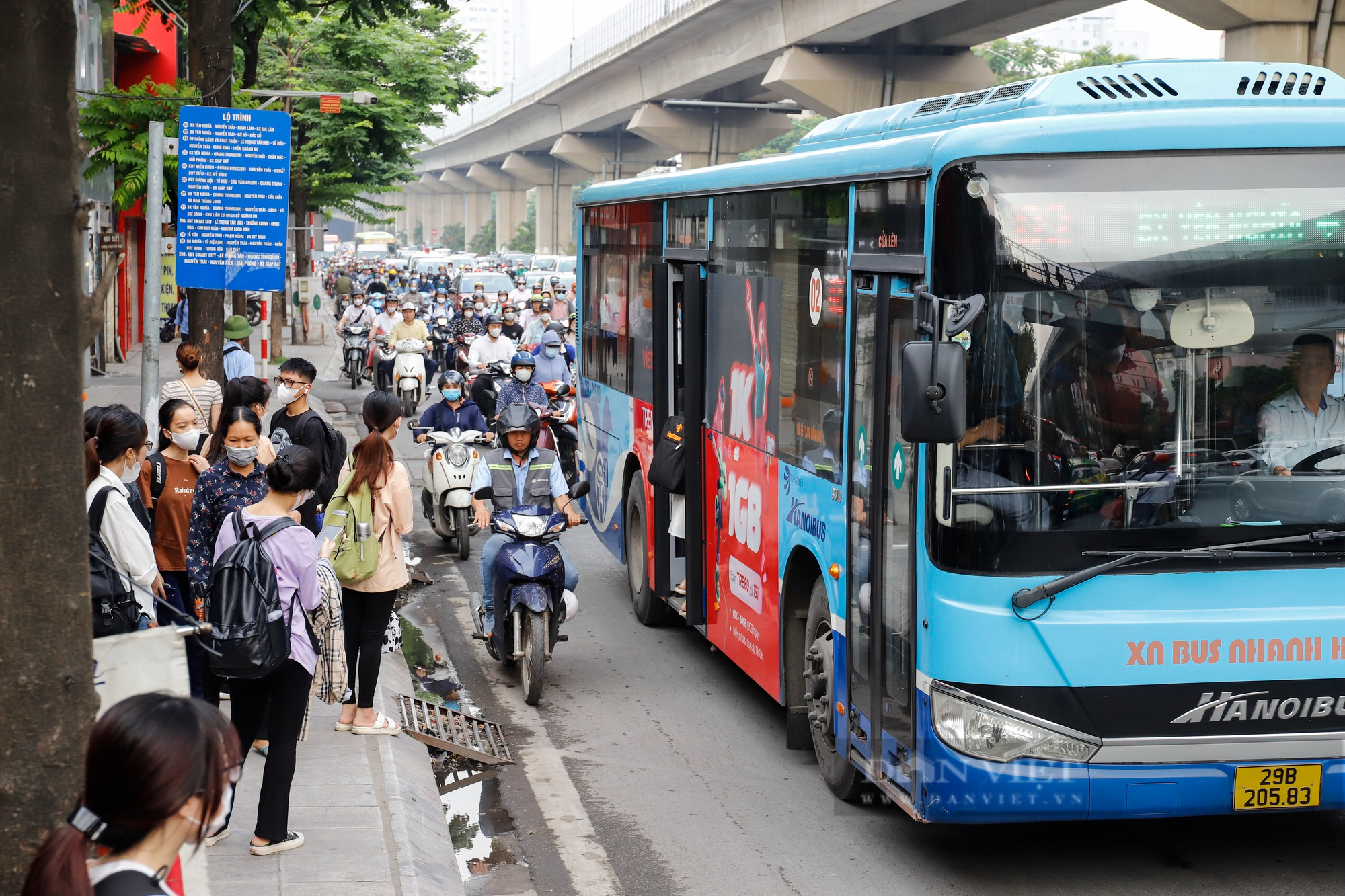Đường Nguyễn Trãi (Hà Nội) ùn tắc kéo dài hàng km sau khi đặt &quot;lô cốt&quot; rộng 383 m2 - Ảnh 9.