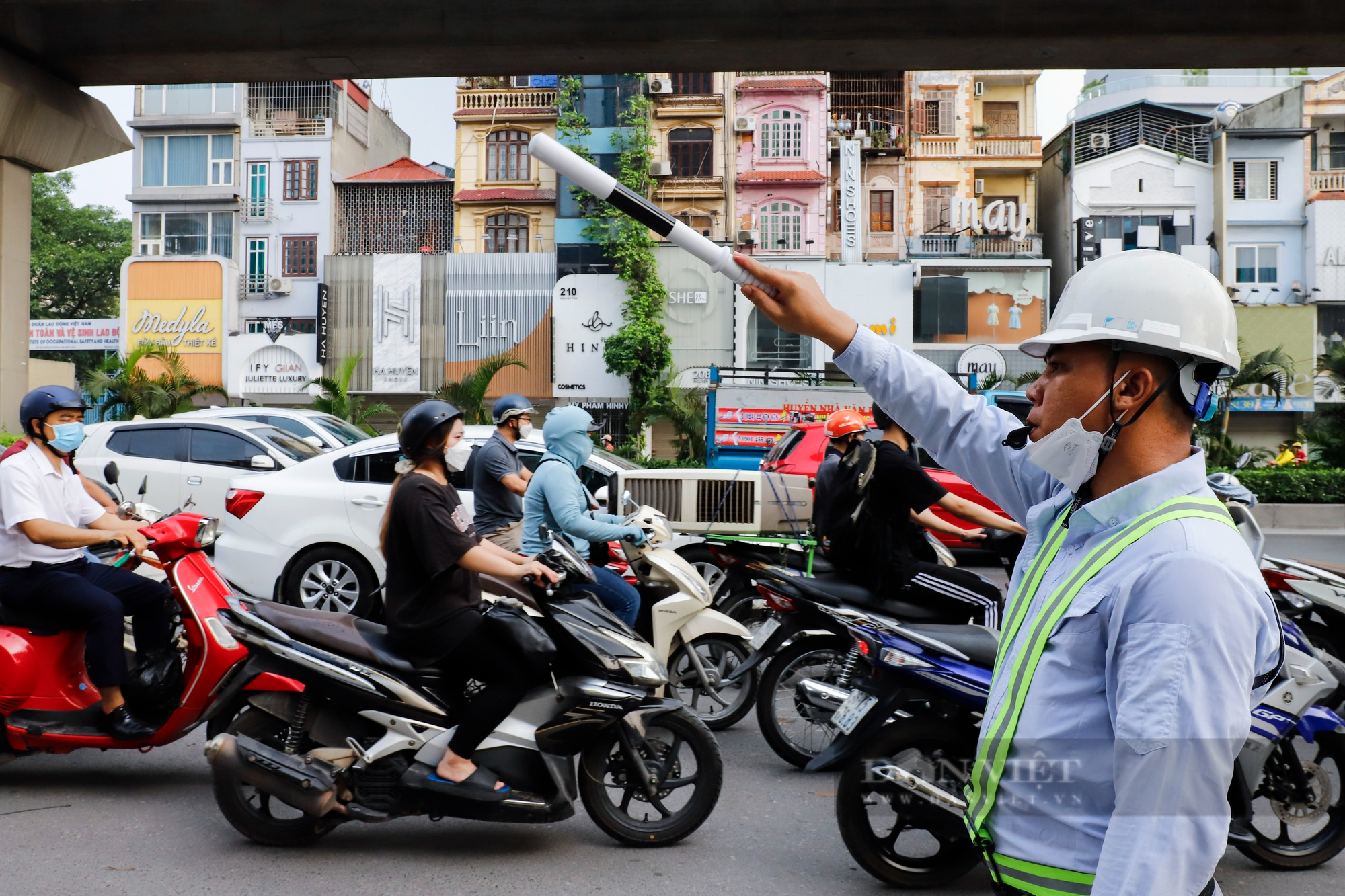 Đường Nguyễn Trãi (Hà Nội) ùn tắc kéo dài hàng km sau khi đặt &quot;lô cốt&quot; rộng 383 m2 - Ảnh 10.