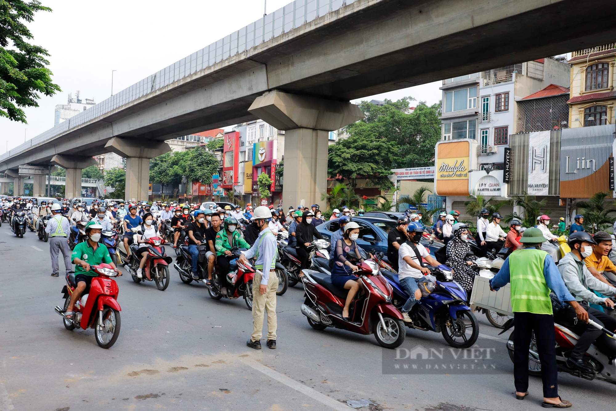 Đường Nguyễn Trãi (Hà Nội) ùn tắc kéo dài hàng km sau khi đặt &quot;lô cốt&quot; rộng 383 m2 - Ảnh 11.