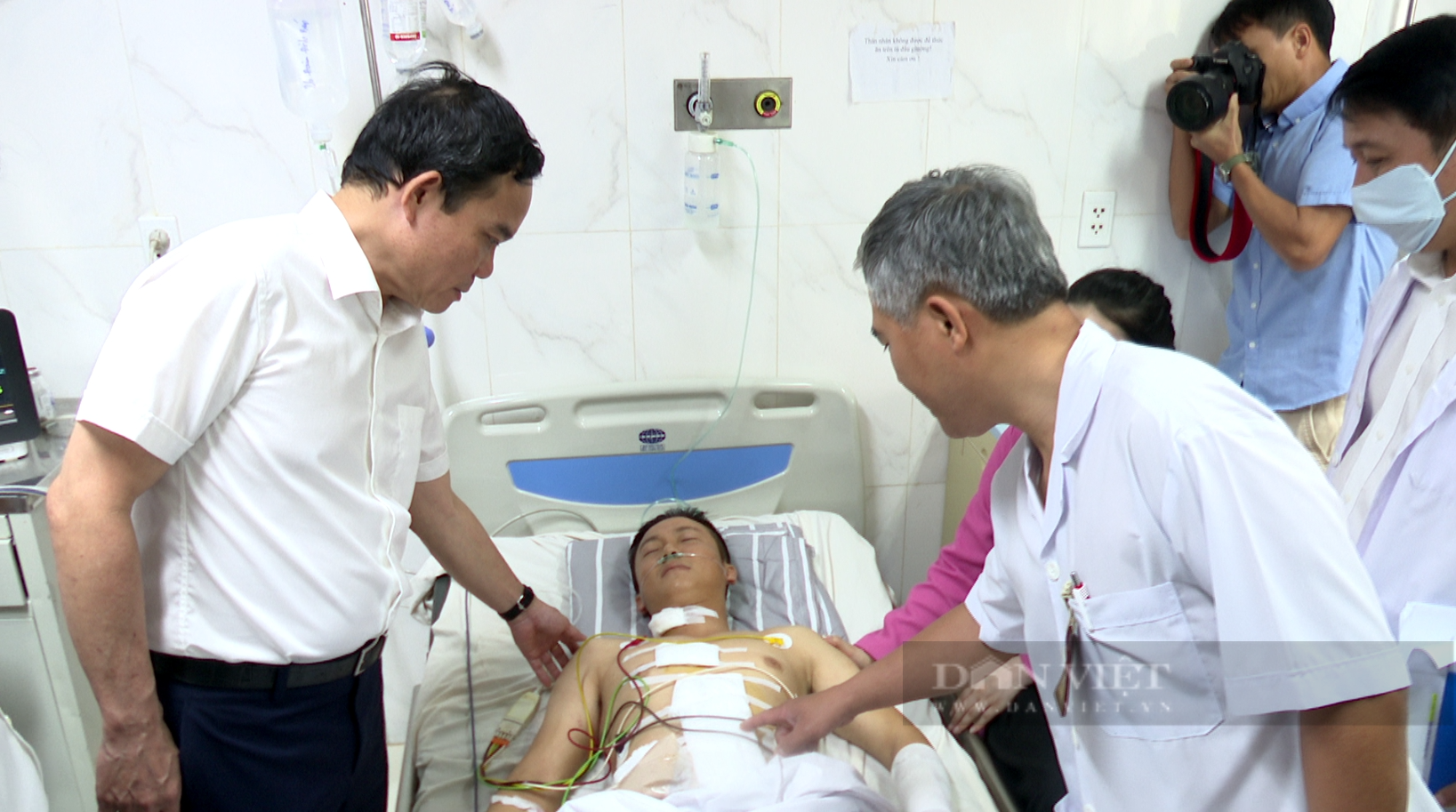Phó Thủ tướng Trần Lưu Quang thăm, viếng các nạn nhân trong vụ tấn công bằng súng ở Đắk Lắk - Ảnh 4.