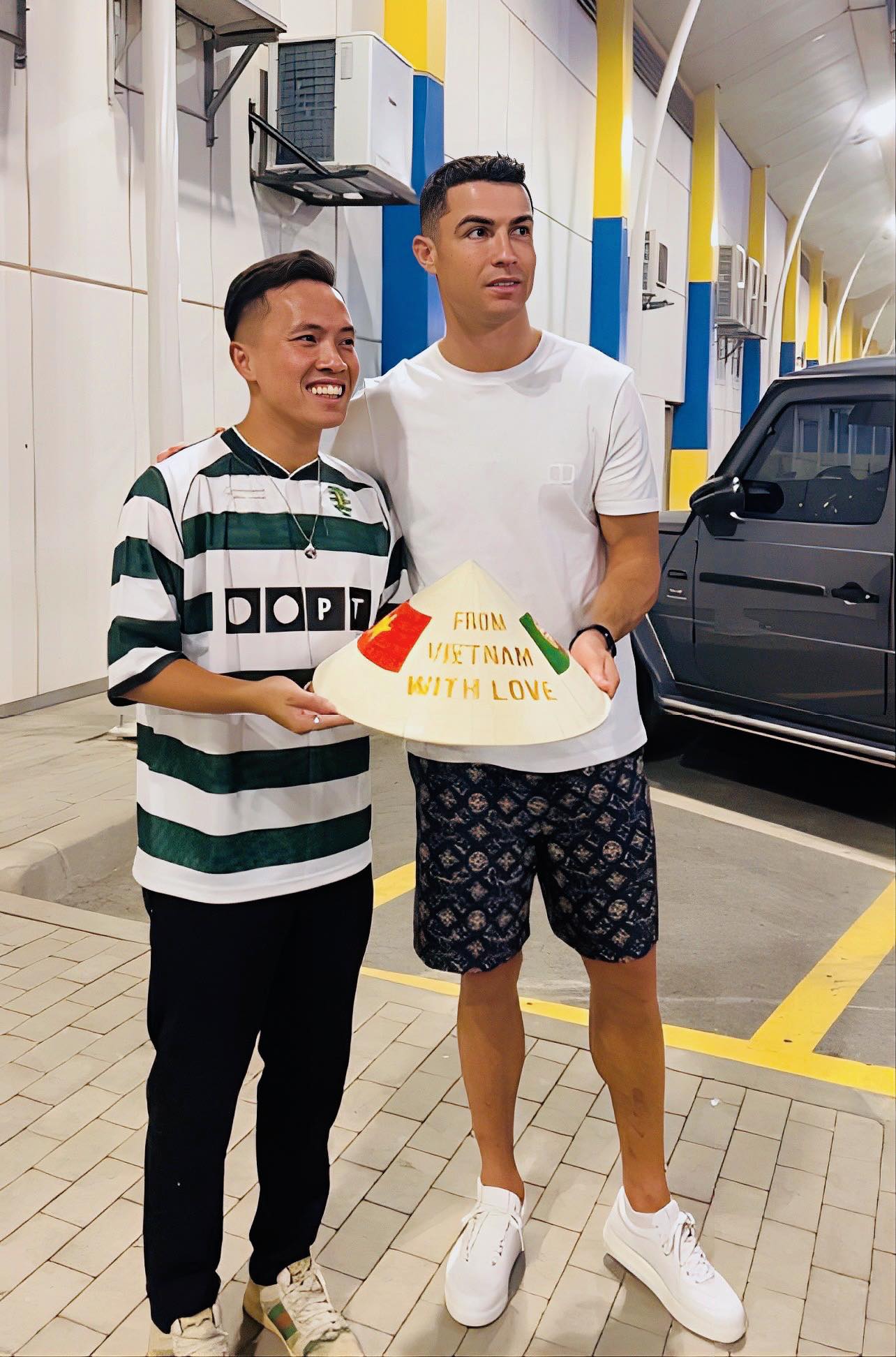 Đỗ Kim Phúc hiện thực hóa giấc mơ gặp gỡ Cristiano Ronaldo - Ảnh 1.