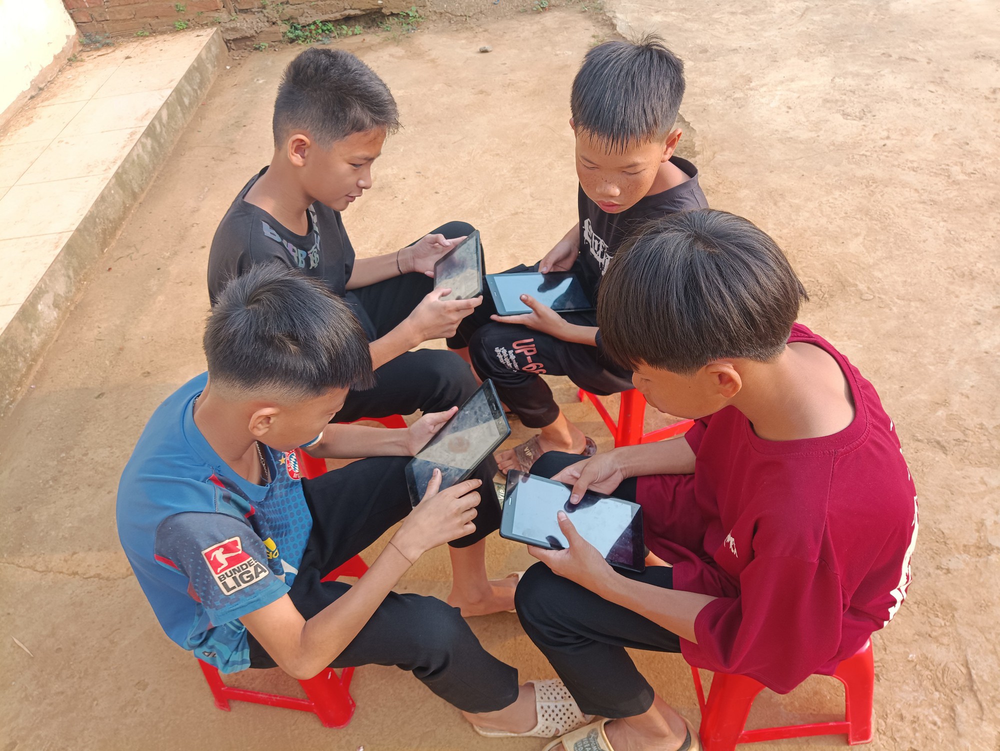 Điện Biên: Chuyển đổi số, mang máy tính đến cho học sinh nghèo vùng cao - Ảnh 1.
