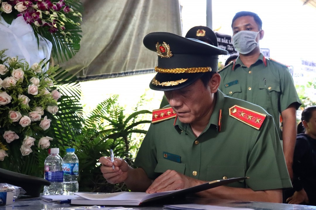 Thứ trưởng Bộ Công an trao Quyết định truy thăng cấp bậc hàm đối với 4 chiến sĩ Công an hy sinh tại Đắk Lắk - Ảnh 4.
