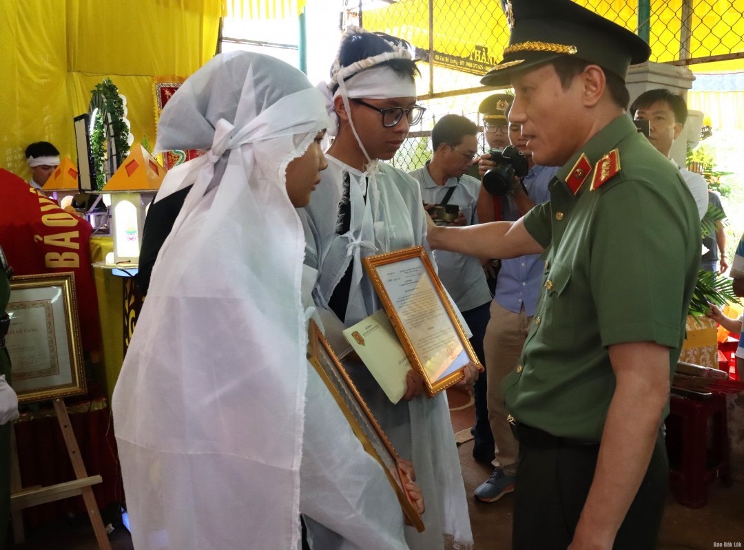 Thứ trưởng Bộ Công an trao Quyết định truy thăng cấp bậc hàm đối với 4 chiến sĩ Công an hy sinh tại Đắk Lắk - Ảnh 3.
