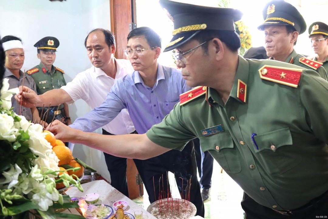 Thứ trưởng Bộ Công an trao Quyết định truy thăng cấp bậc hàm đối với 4 chiến sĩ Công an hy sinh tại Đắk Lắk - Ảnh 2.