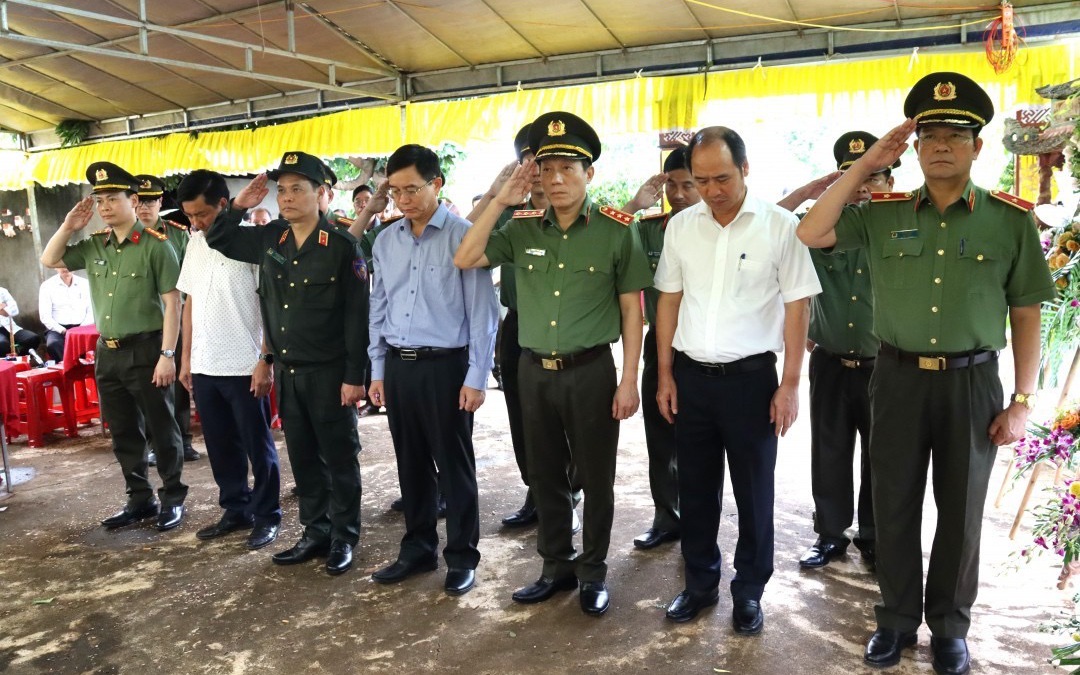 Thứ trưởng Bộ Công an trao Quyết định truy thăng cấp bậc hàm cho thân nhân 4 Công an hy sinh tại Đắk Lắk