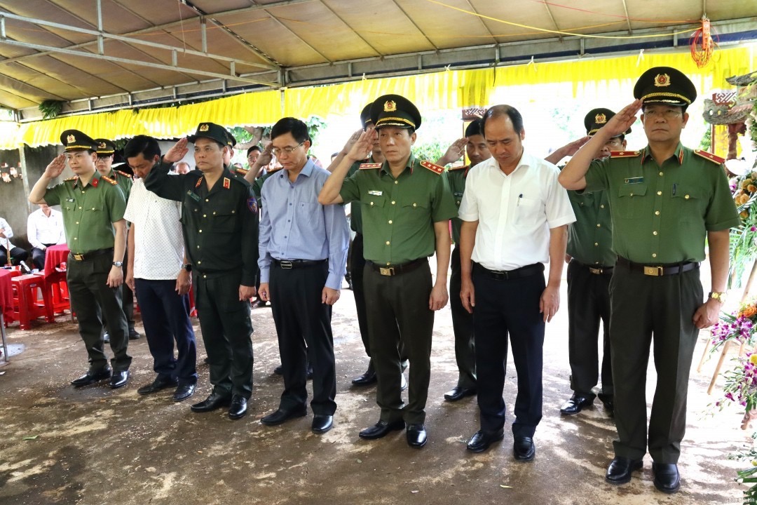 Thứ trưởng Bộ Công an trao Quyết định truy thăng cấp bậc hàm đối với 4 chiến sĩ Công an hy sinh tại Đắk Lắk - Ảnh 1.