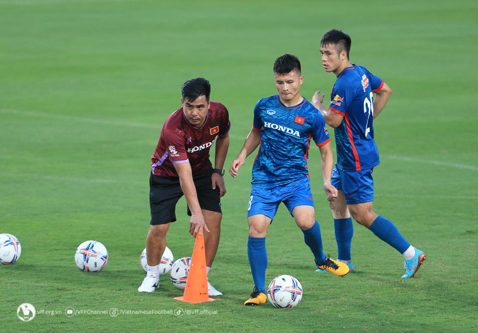 Quang Hải: &quot;Tốc độ luân chuyển bóng ở ĐT Việt Nam nhanh hơn Pau FC&quot; - Ảnh 1.