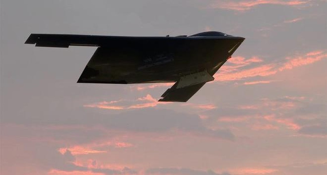 &quot;Bóng ma bầu trời&quot; B-2 Spirit của Mỹ bay lách qua tòa cao ốc - Ảnh 23.