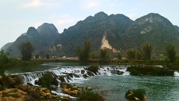Một dòng sông nổi tiếng ở Cao Bằng, lạ nhất là bốn mùa nước trong xanhm, cảnh đẹp như phim - Ảnh 2.