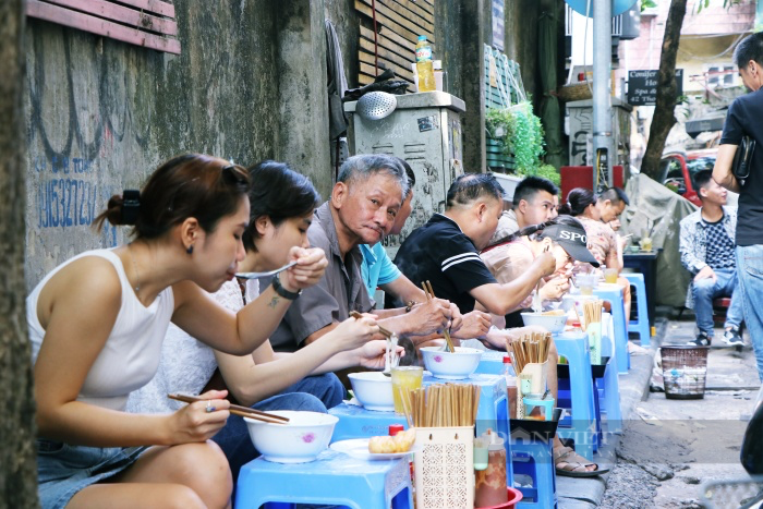 Phở Michelin gần 30 năm không biển hiệu ở Hà Nội, khách lúc nào cũng đông nghịt, ngồi vỉa hè thưởng thức - Ảnh 7.