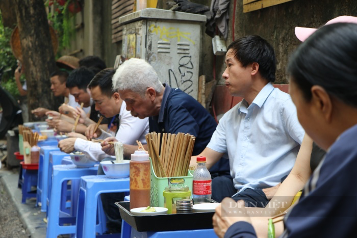 Phở Michelin gần 30 năm không biển hiệu ở Hà Nội, khách lúc nào cũng đông nghịt, ngồi vỉa hè thưởng thức - Ảnh 9.