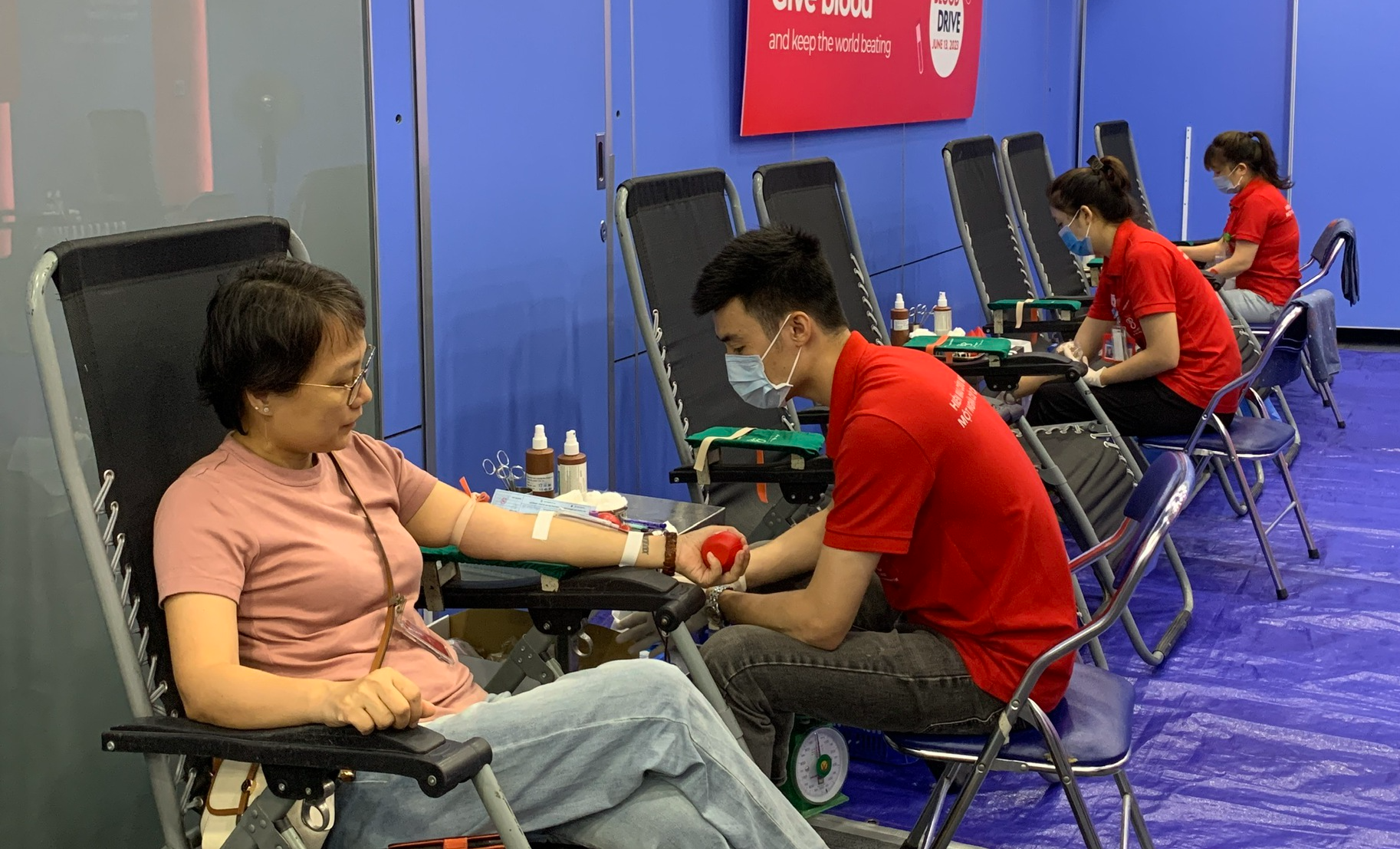 Đại biện lâm thời Đại sứ quán Hoa Kỳ tại Hà Nội hiến máu tình nguyện - Ảnh 3.