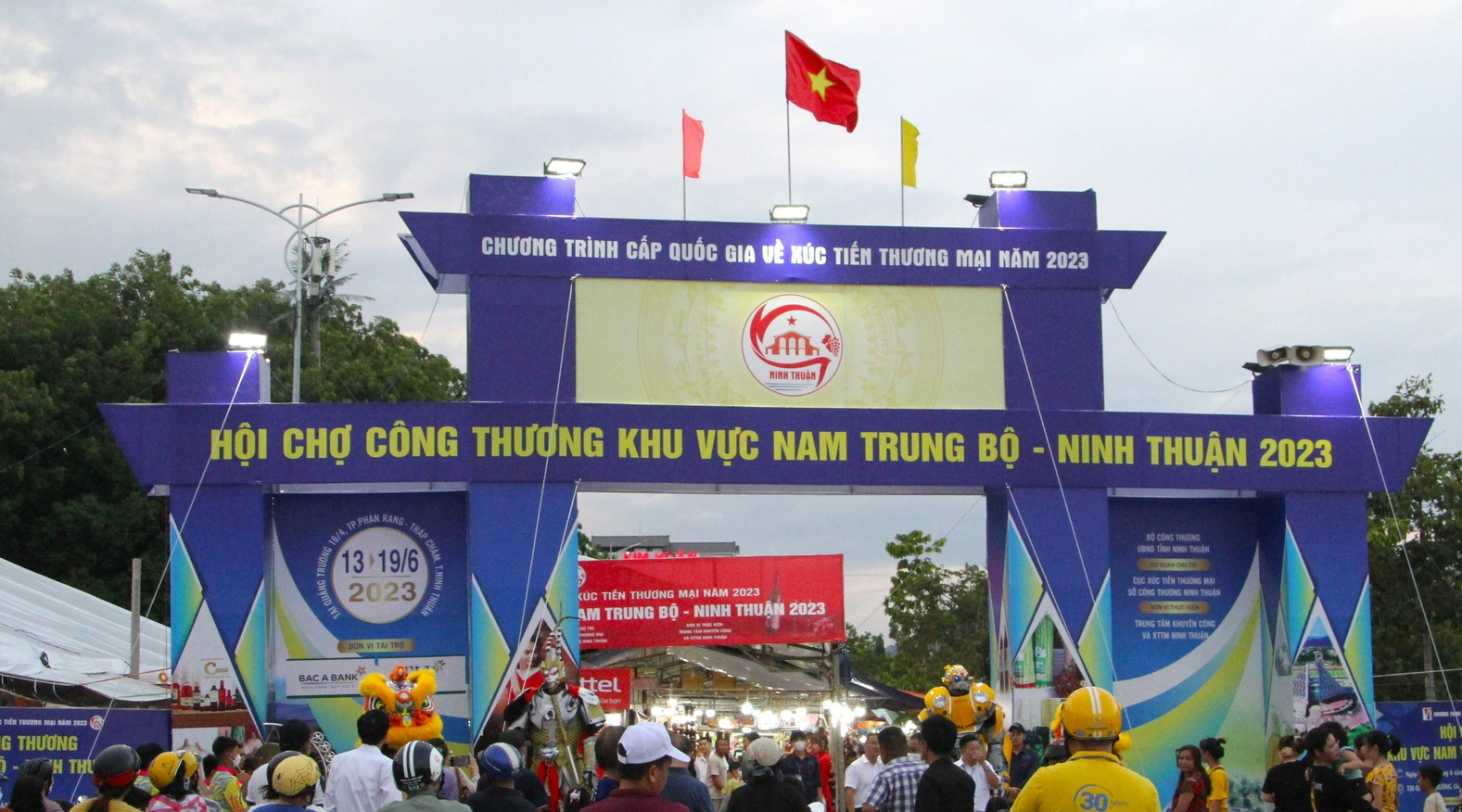 Hàng trăm sản phẩm OCOP khắp mọi miền đất nước hội tụ ở Lễ hội Nho - Vang Ninh Thuận 2023 - Ảnh 1.