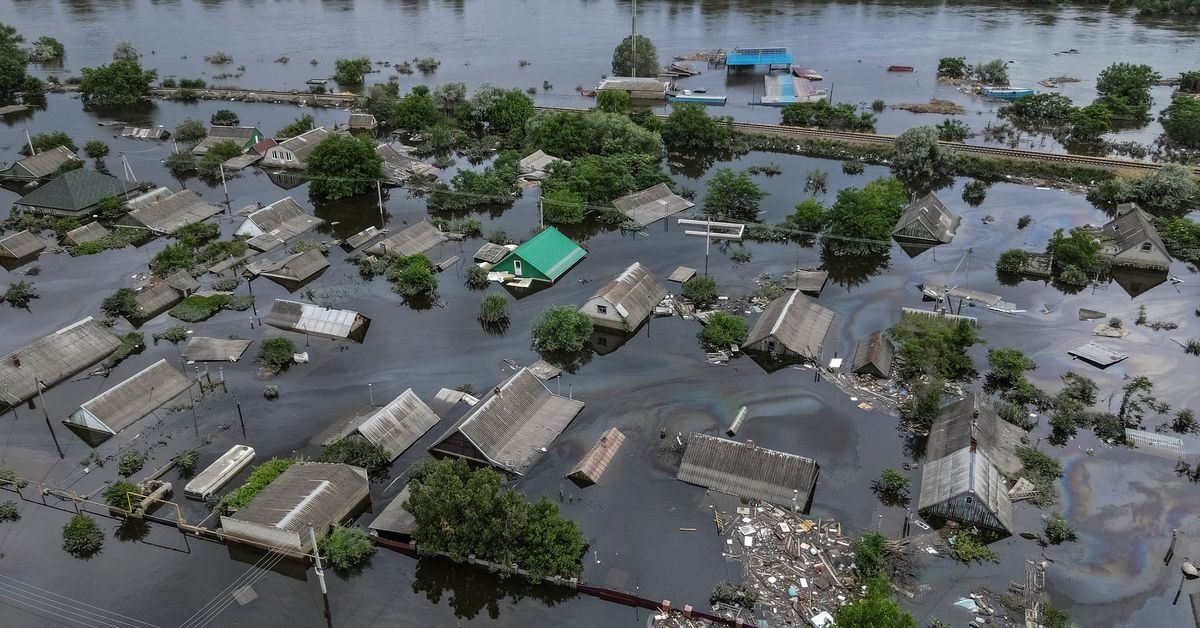 Chiến sự Nga-Ukraine: Ác mộng không hồi kết của Kherson vì lũ lụt, xung đột, pháo kích triền miên - Ảnh 1.