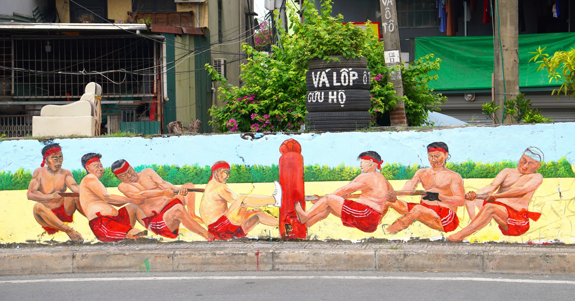 Ngắm nhìn con đường bích hoạ tại Long Biên - Ảnh 2.
