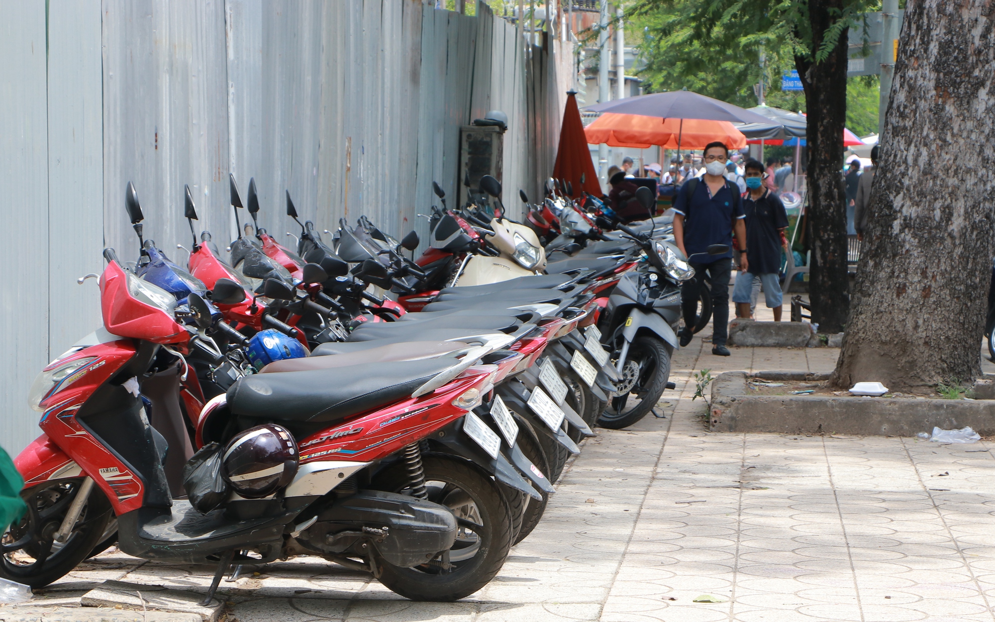 Thu phí lòng đường, hè phố tại TP.HCM:  &quot;Không nên tập trung vào thu phí mà quên đi quản lý trật tự đô thị&quot;