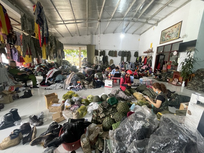 Bất ngờ hàng ngàn bộ quần áo rằn ri lậu bày bán ở Kon Tum, Đắk Lắk  - Ảnh 2.