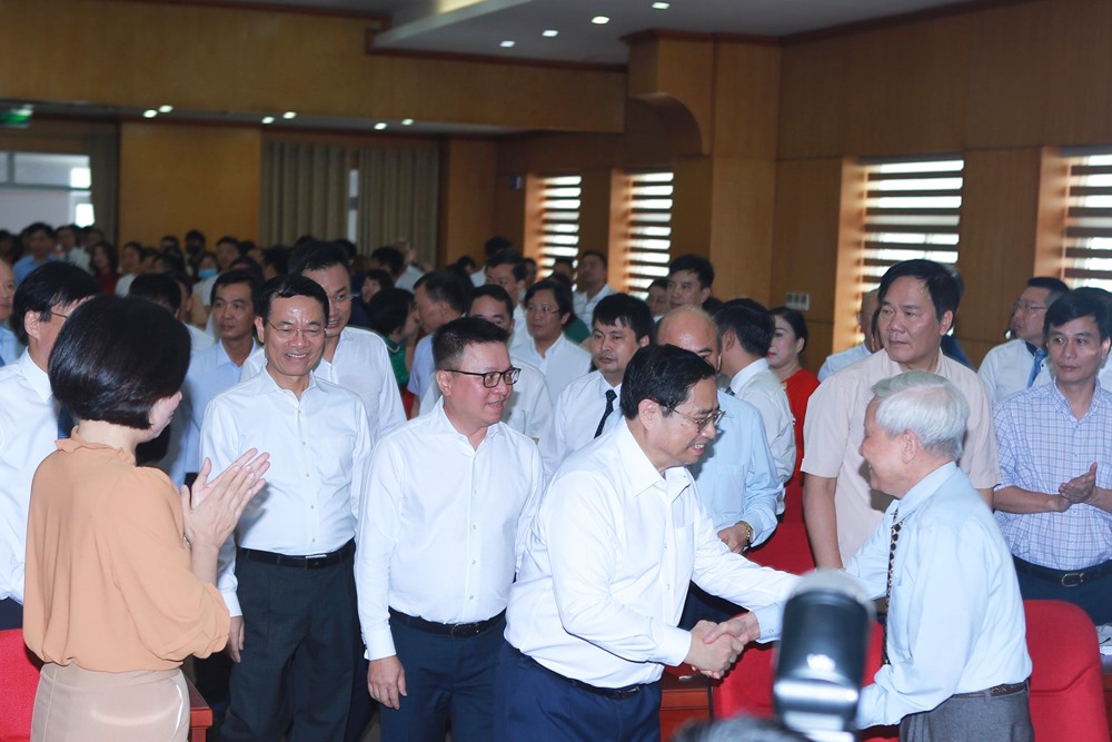 Thủ tướng Phạm Minh Chính xúc động khi chứng kiến sự cống hiến bền bỉ, dẻo dai của các nhà báo - Ảnh 2.
