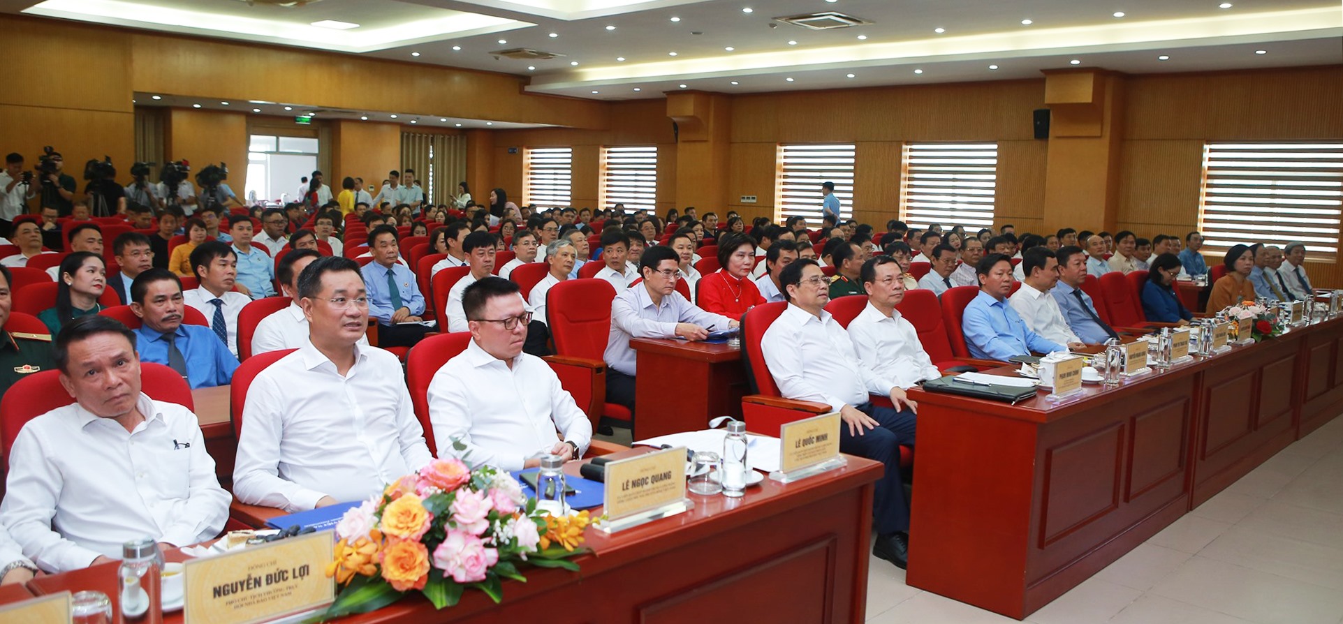 Thủ tướng Phạm Minh Chính xúc động khi chứng kiến sự cống hiến bền bỉ, dẻo dai của các nhà báo - Ảnh 3.