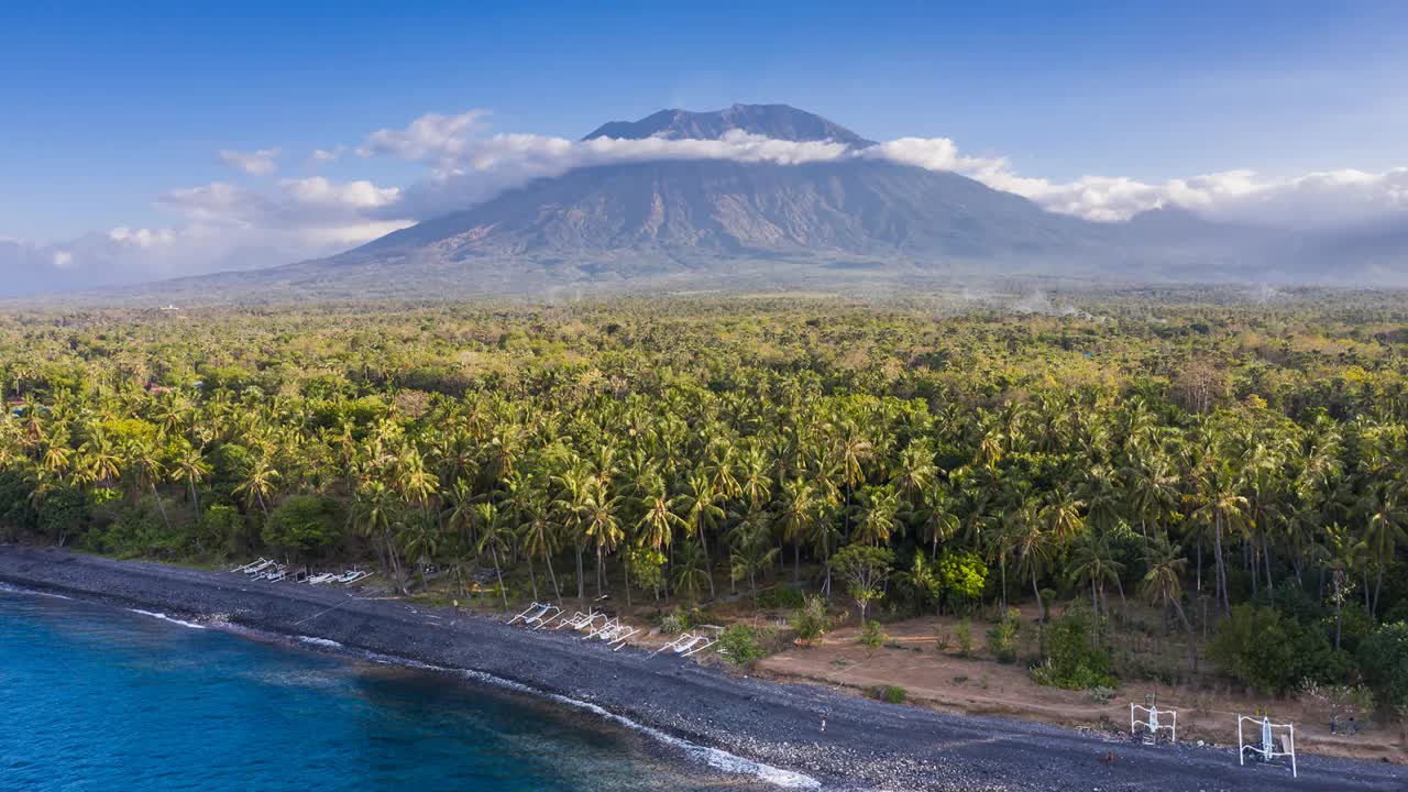 Bali cấm du khách leo núi thiêng - Ảnh 1.