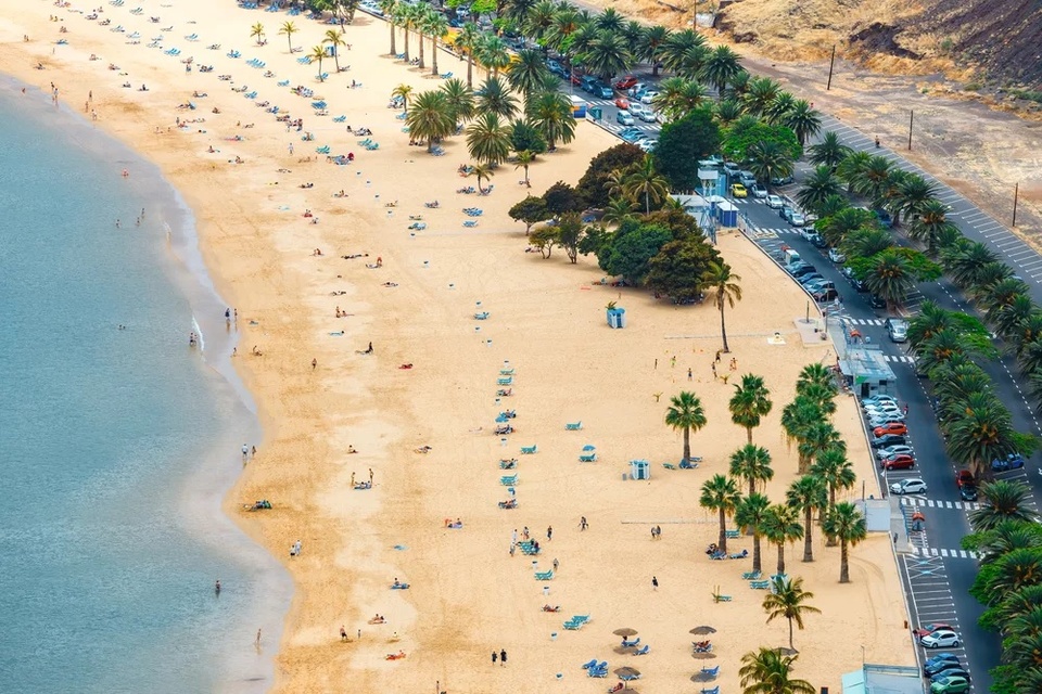 Cận cảnh bãi biển ở châu Âu được làm từ 270.000 tấn cát từ Sahara - Ảnh 4.